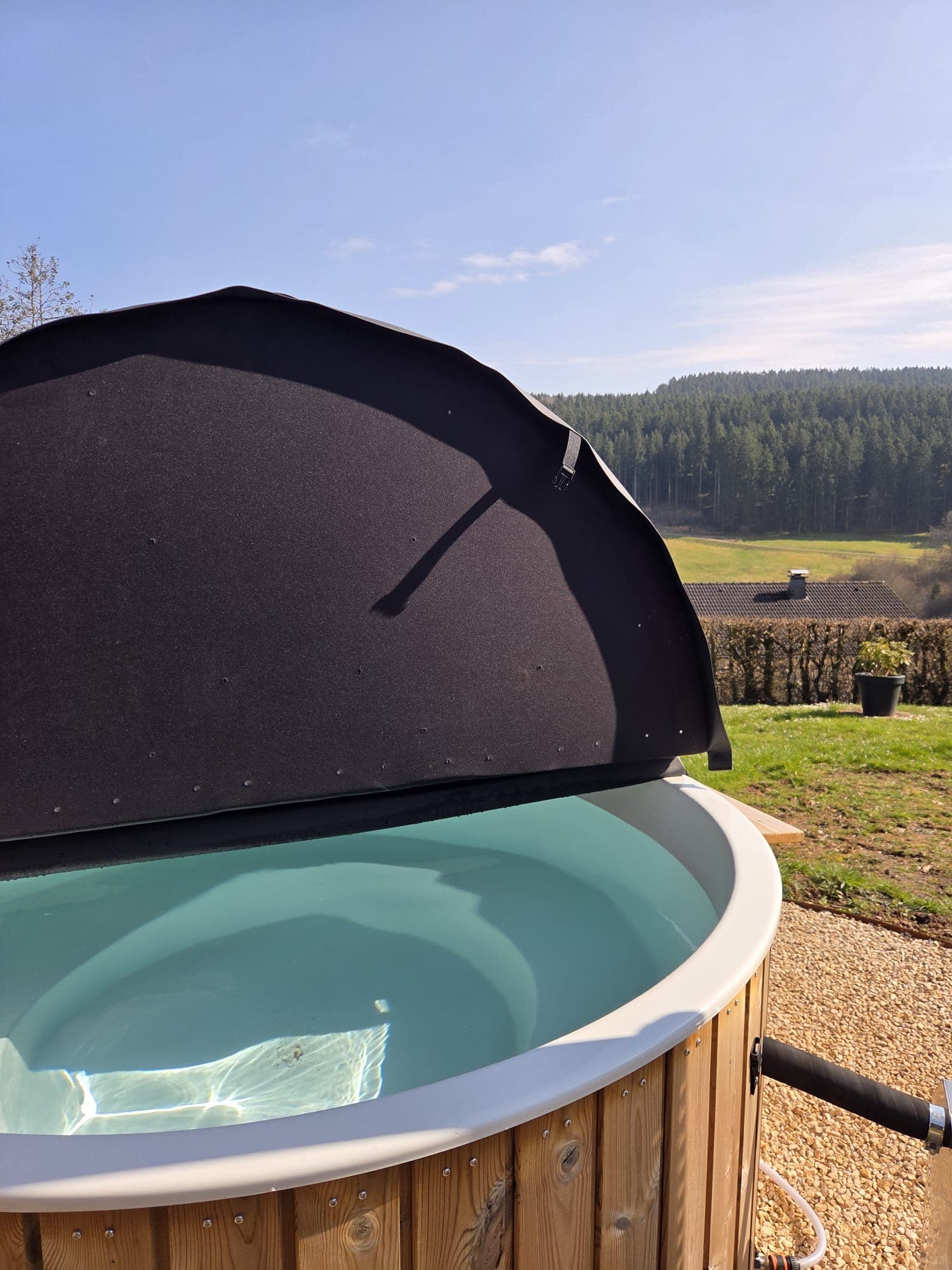 Hottub met uitzicht op bos en velden